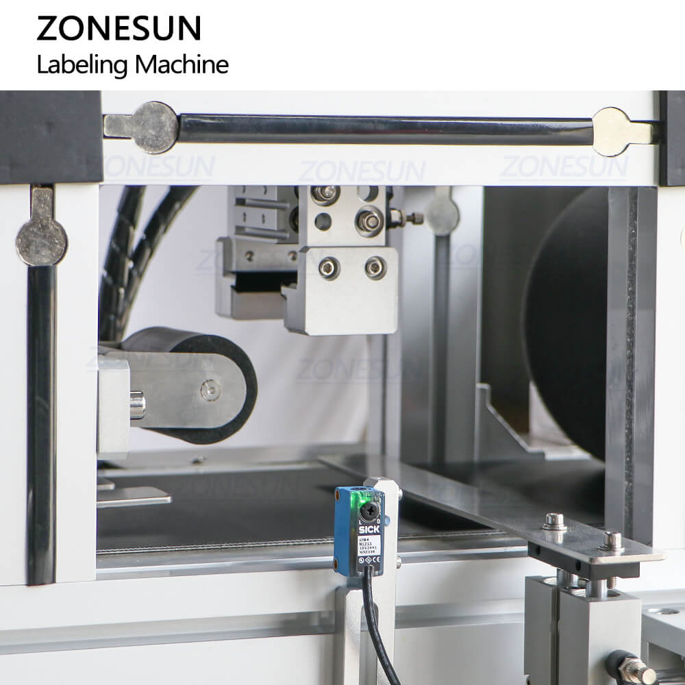 labeling structure of plastic box three side labeling machine